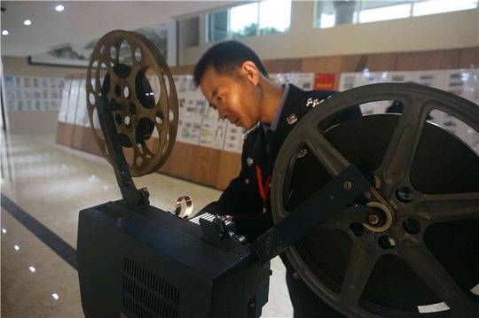 这台老式电影放映机 陪伴监狱民警走过改革开