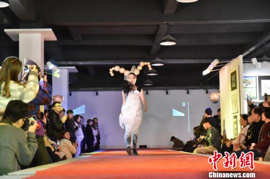 大学生展示165套中国风服装 那笑言 摄