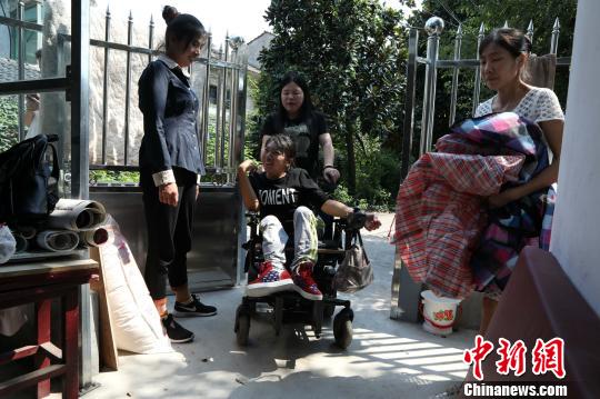 尽管身体重度残疾,但晓慧有着常人一样的爱情和生活 吴建勋 摄