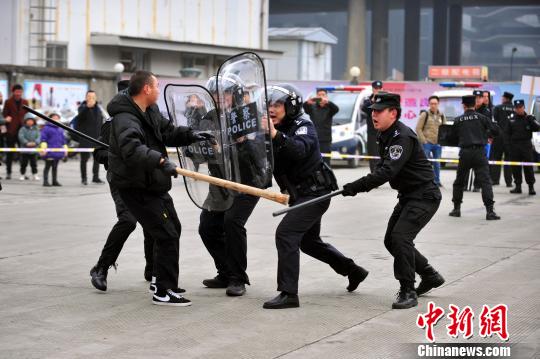 成都铁路警方联合多部门开展反恐防暴演练