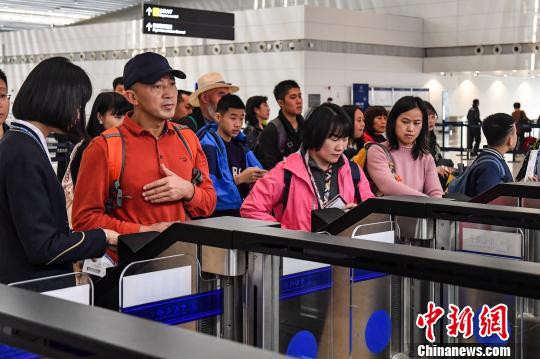 “旅游过年”成趋势 广州白云机场渐迎出境客流高峰