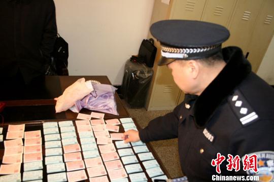安徽蚌埠铁警“三位一体”净化春运期间购票环境 安徽蚌埠铁警“三位一体”净化春运期间购票环境