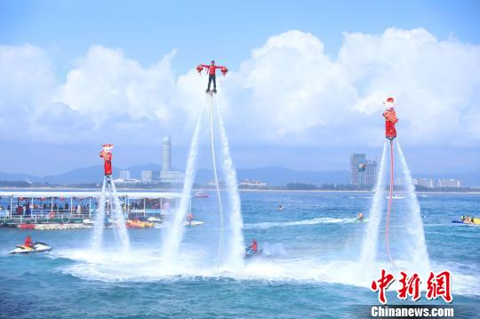 蜈支洲岛上的码头区域,水上飞人在表演。 景区供图 摄