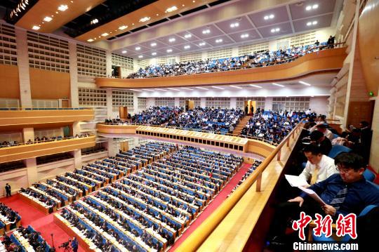 2月14日,山东省第十三届人民代表大会第二次会议在济南召开。 梁犇 摄
