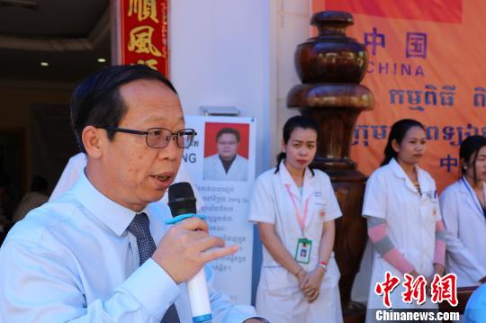 图为中国驻柬使馆驻暹粒领事办主任刘志杰在致辞. 院方提供. 摄