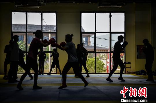 图为6日，各地女子拳击选手在位于白沙的中国拳击协会训练基地进行训练。　洪坚鹏　摄