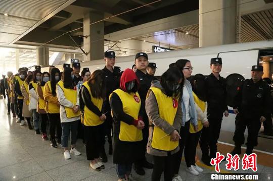 蘭州警方將“2·12”特大套路貸210名犯罪嫌疑人近日押解回蘭州。蘭州市公安局供圖