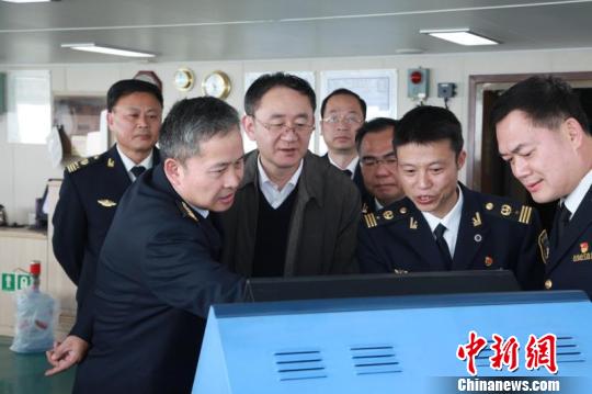 广东海事局局长陈毕伍使用光电跟踪取证系统对过往船舶进行取证 邓建宇 摄