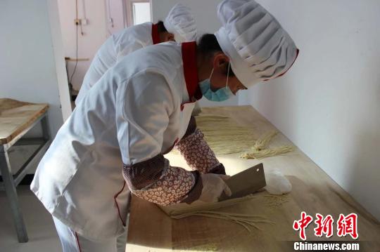 兰州永登县牌楼村的妇女都有制作手擀面的传统手艺。 钟欣 摄