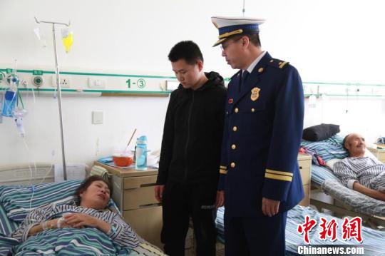 杨剑母亲伤势较为严重，目前在长治医学院附属和平医院急诊科接受治疗。　陆祁国 摄
