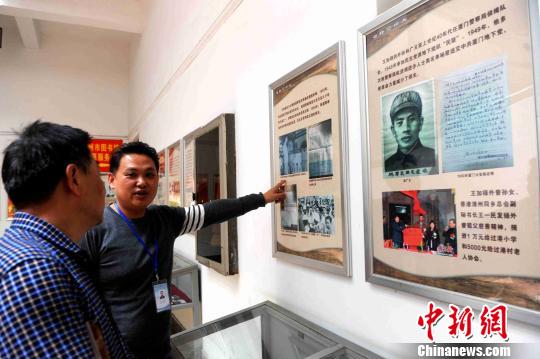 市民参观“海外漳州人”——首期人物为爱国侨领王加禄图片展。 张金川 摄