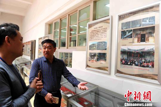从“闯荡南洋事业有成”“爱国爱乡家族传统”“百年故居省级文物”三部分图文展板阐述了王加禄的生平。 张金川 摄