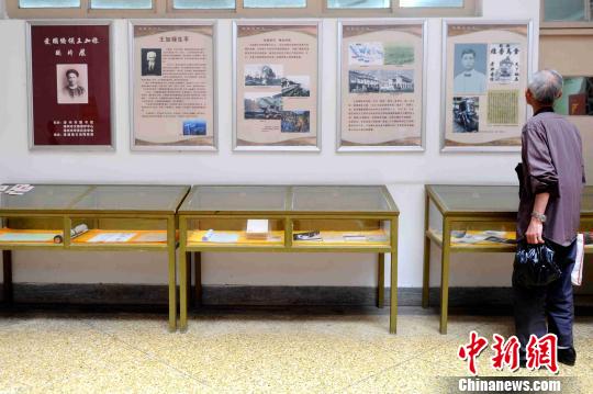 市民参观“海外漳州人”——首期人物为爱国侨领王加禄图片展。 张金川 摄