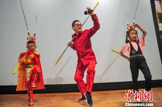 孙悟空扮演者六小龄童(中)与小读者现场互动。 于海洋 摄