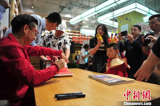 六小龄童为读者签名售书。 于海洋 摄