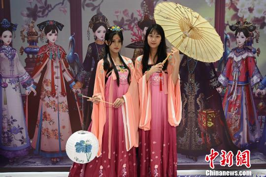 华南地区规模最大的动漫游戏展在广州开幕。图为展会上的动漫角色扮演者。 姬东 摄