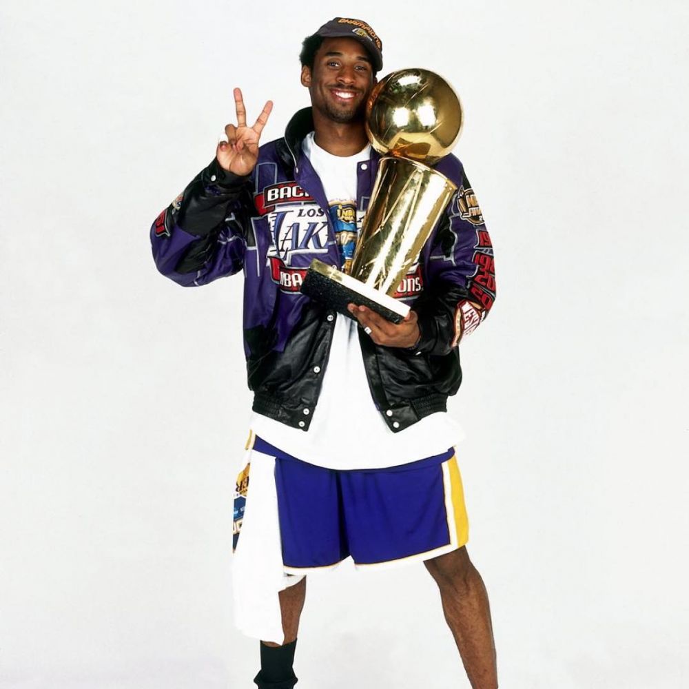 【感恩图报】:科比8号球衣和24号球衣正式退役