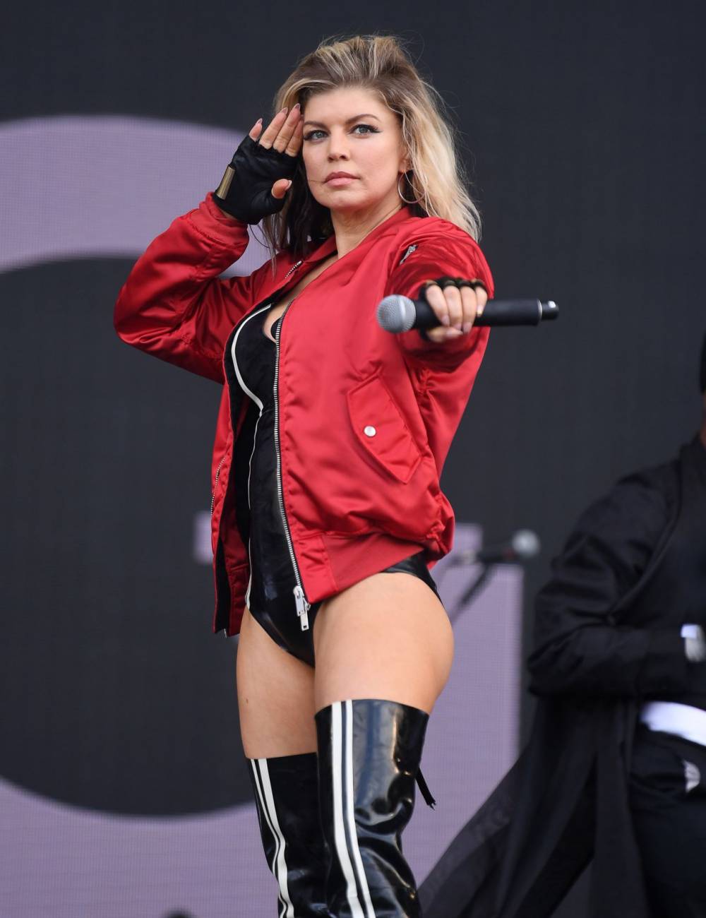 著名歌手菲姬将作为正赛开场嘉宾演唱美国国歌-手机新浪网