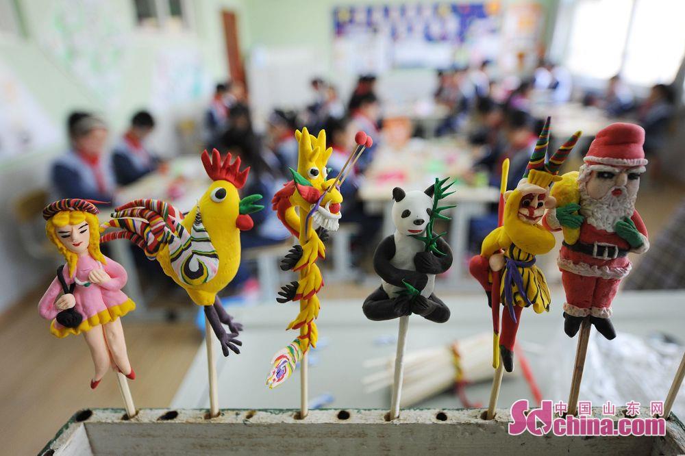 青岛:民俗"绝活"进校园 小学生传承非遗文化