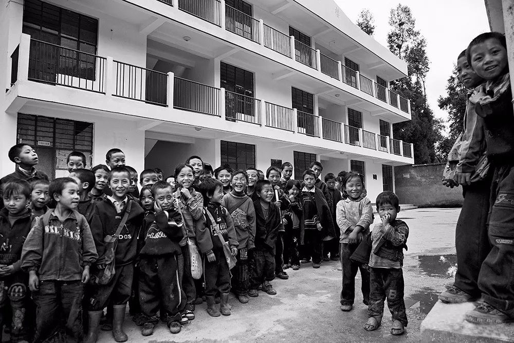 不光大眼睛女孩,他用相机还改变了553万孩子