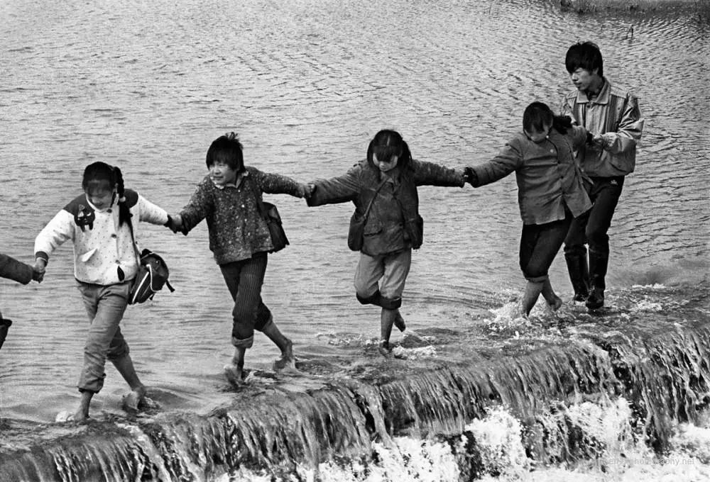 不光大眼睛女孩,他用相机还改变了553万孩子