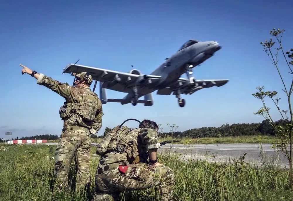 ▲资料图片：2017年8月10日，隶属于美国马里兰州空中国民警卫队的A-10C攻击机在位于爱沙尼亚北部的Jgala-Kravete高速公路起降训练。