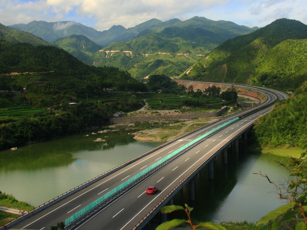 龙庆高速 今年各高速公路经营单位要继续增加养护投入,做到"早设计