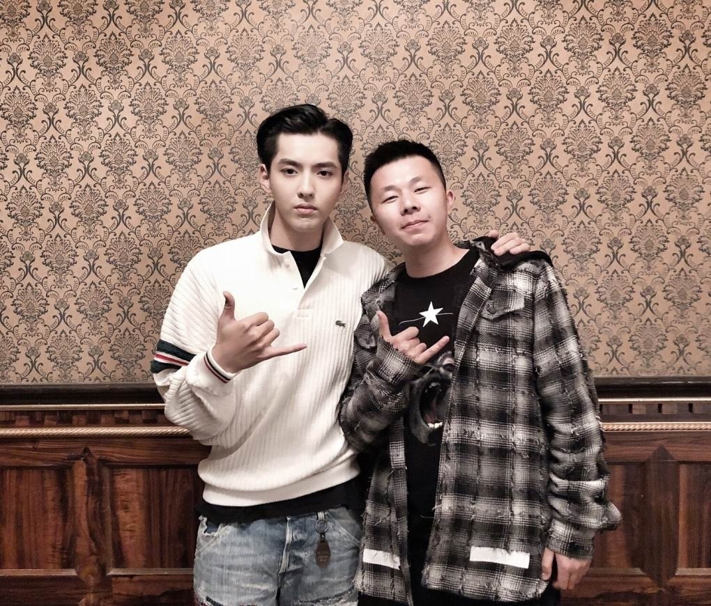 赵丽颖表弟晒与吴亦凡合照 被吐槽为 合照狂魔