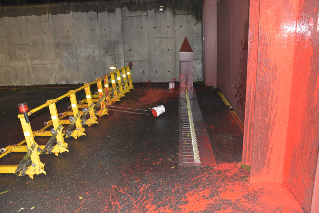 一整桶红色油漆直接泼向蔡英文官邸门口和地面。(来源：台湾《民报》)