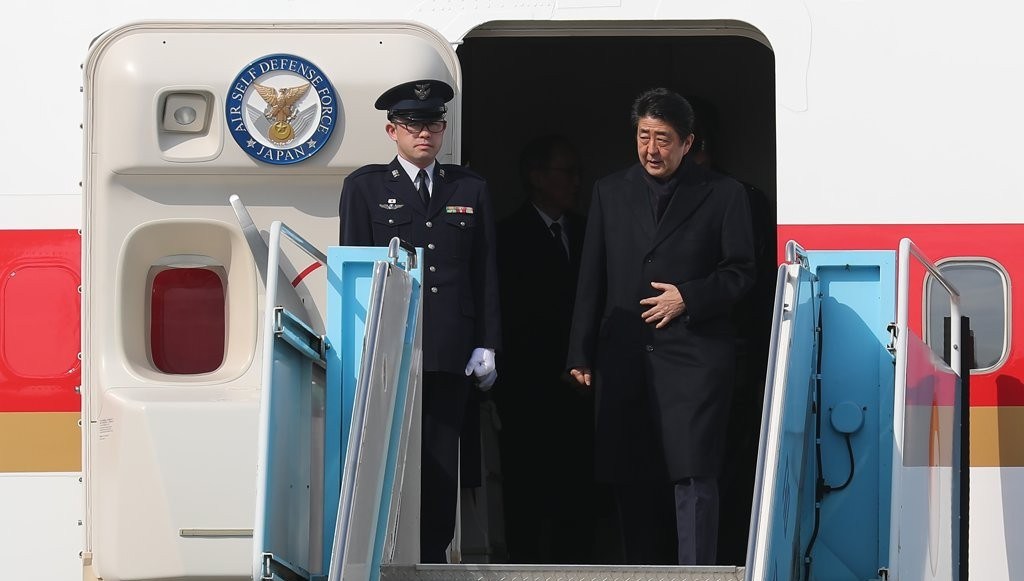 9日,安倍晋三乘专机抵达韩国