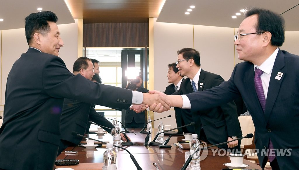 17日，朝韩代表在会谈场所握手