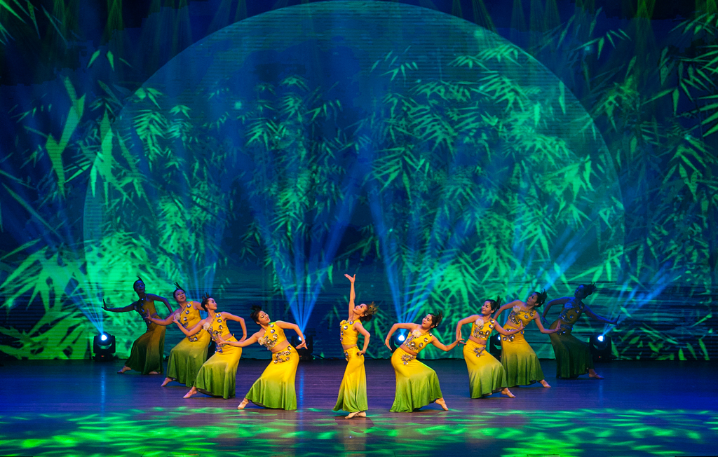 上海交通大学举行“中华韵·民族情”教职工喜庆十九大舞蹈展演[图]|上海交通大学|旗袍|越剧_新浪新闻