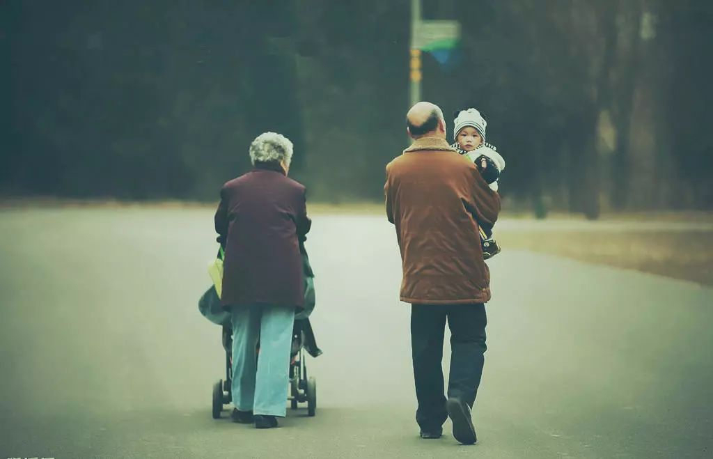 日本人眼中的中国老人:操劳一生晚年还要当保姆