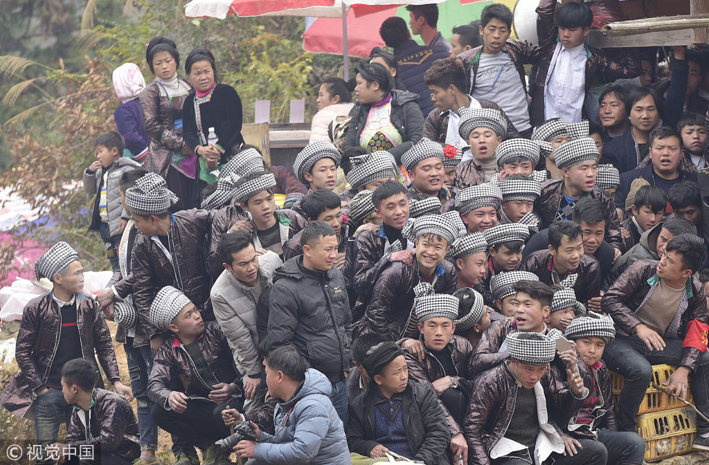 贵州黔东南举办民俗斗牛活动 精彩节目吸引游客观赏