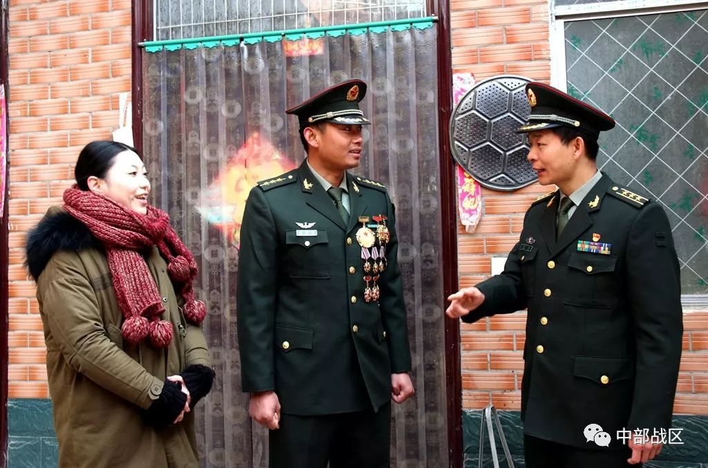 鹿邑县人武部领导在与侯国领交流工作情况.
