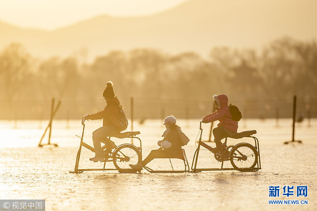 北京:各大公园冰场关门谢客 实拍民众最后的狂