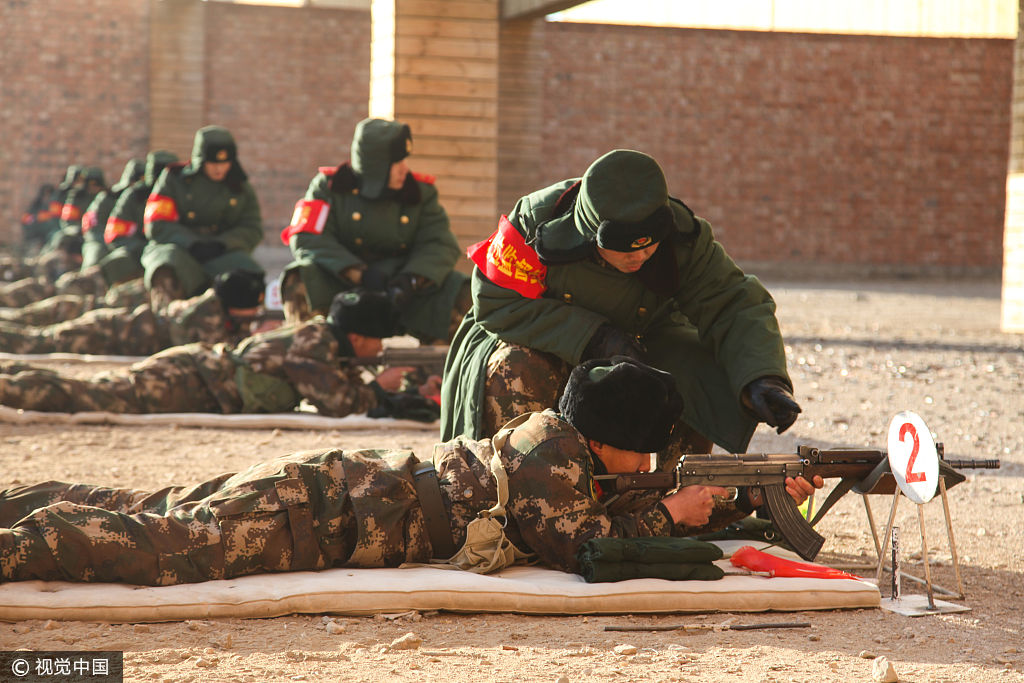 2017年12月6日,武警内蒙古森林总队新兵大队组织新兵进行实弹射击.