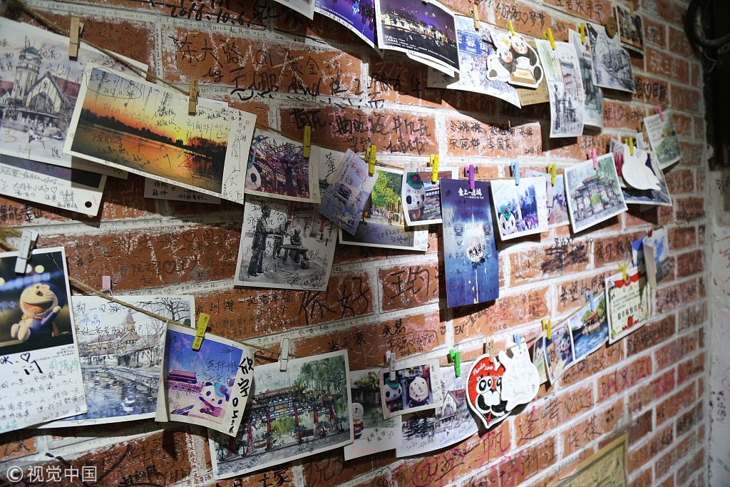 芙蓉街一商家在店铺入口处设置了涂鸦墙,游客秀恩爱占满了四面墙,满墙
