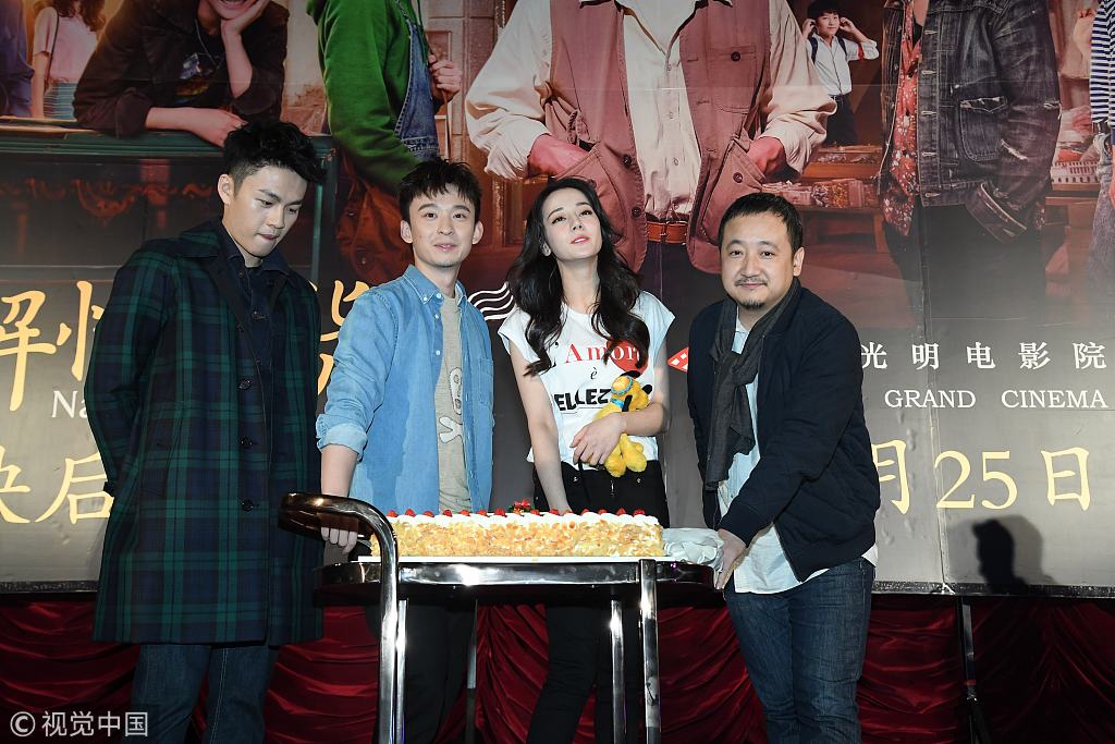 迪丽热巴亮抱毛绒玩偶撩发甜美 董子健留胡子