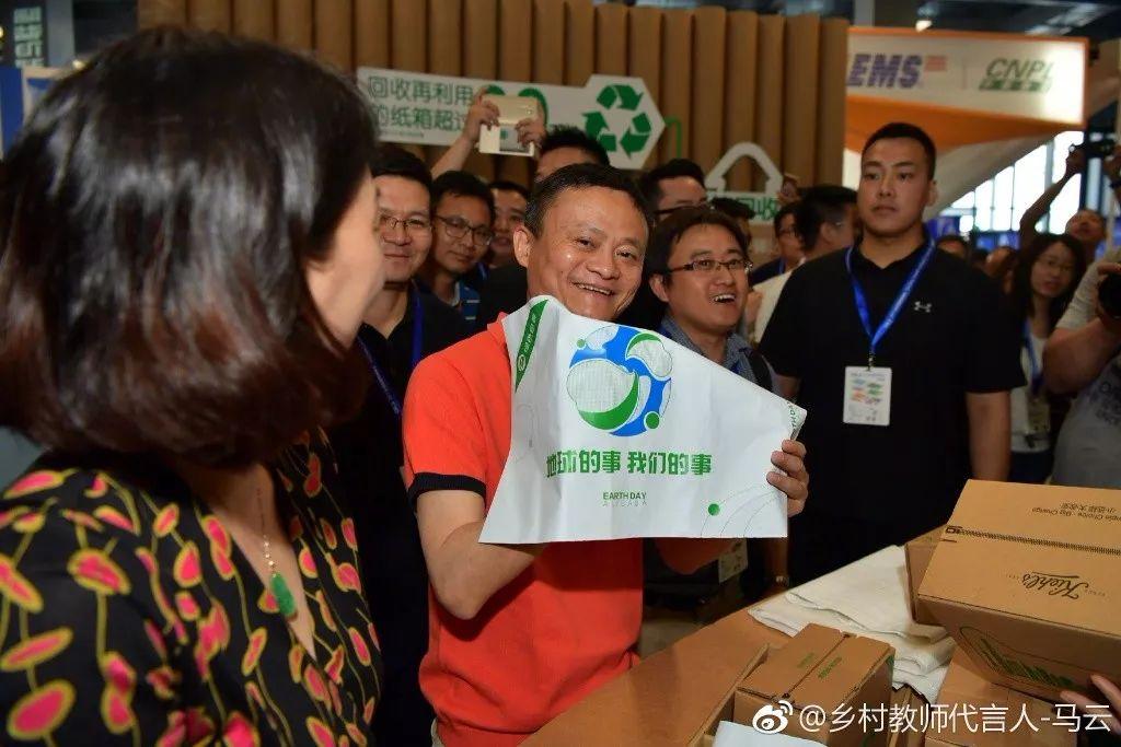 马云号召快递公司提升员工待遇:快递员带回家