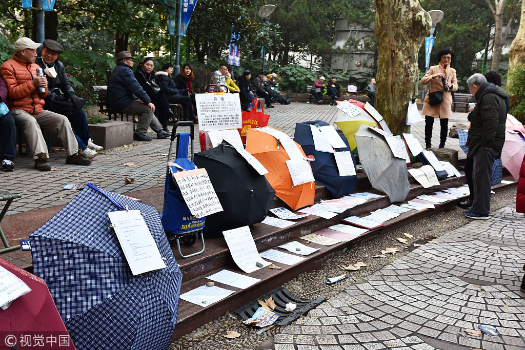 上海人民公园相亲角众多父母“撑伞摆摊”为儿女“相亲”