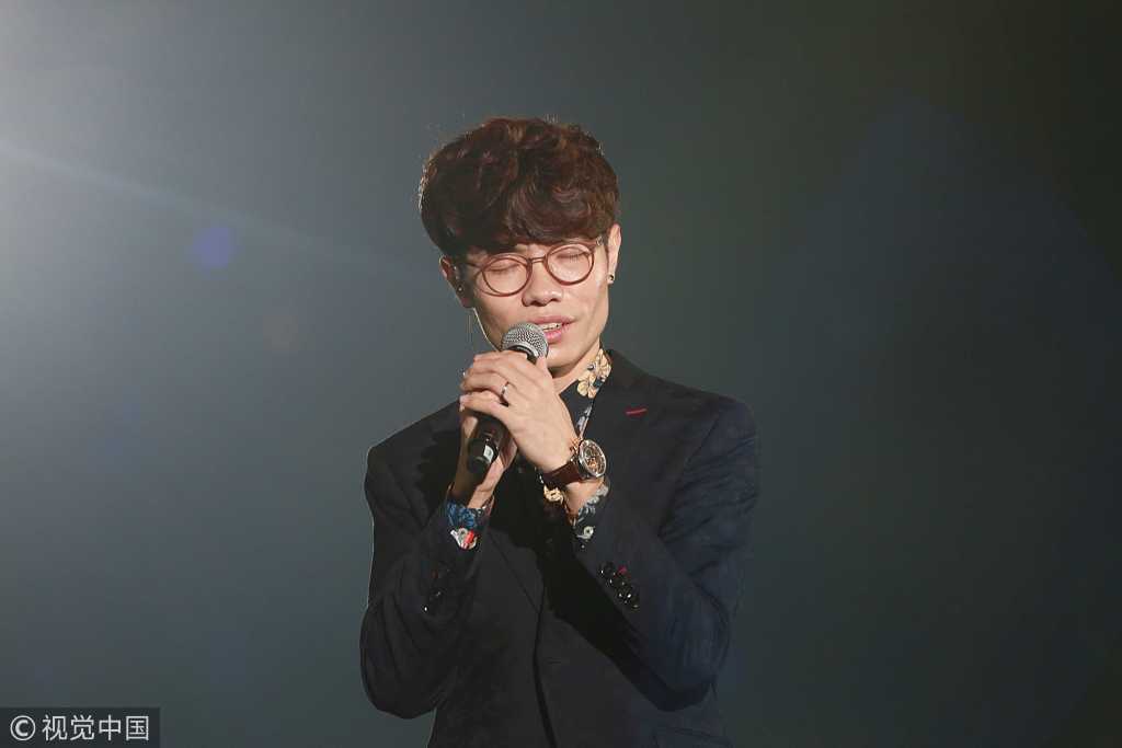 “好声音”李行亮顶“锅盖头”广州献唱 经典歌曲《愿得一人心》获粉丝陶醉