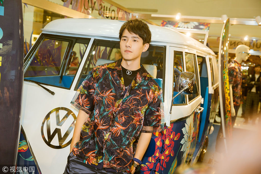 花样少年!刘昊然亮相LV限时店开幕活动 印花衬