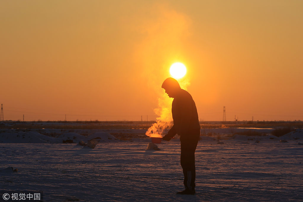 新疆北屯最低气温降至-35℃ 市民体验泼水