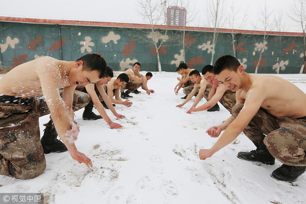 陆军第76集团军某旅侦察兵赤膊上阵抗击严寒 雪地做饭锤炼生存能_新浪