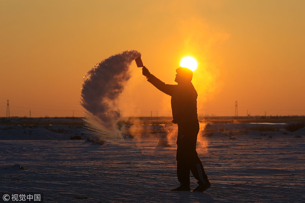 新疆北屯最低气温降至-35℃ 市民体验泼水