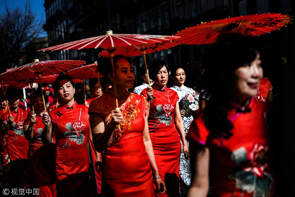 葡萄牙举行中国春节游行 古装美女舞长袖庆祝