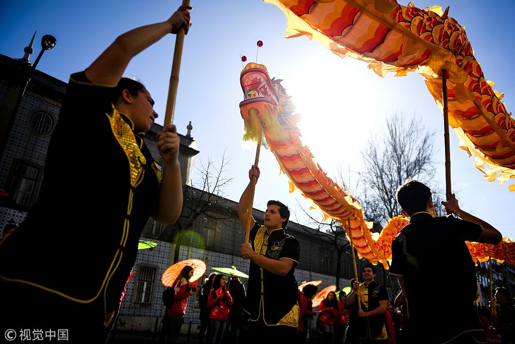 葡萄牙举行中国春节游行 古装美女舞长袖庆祝