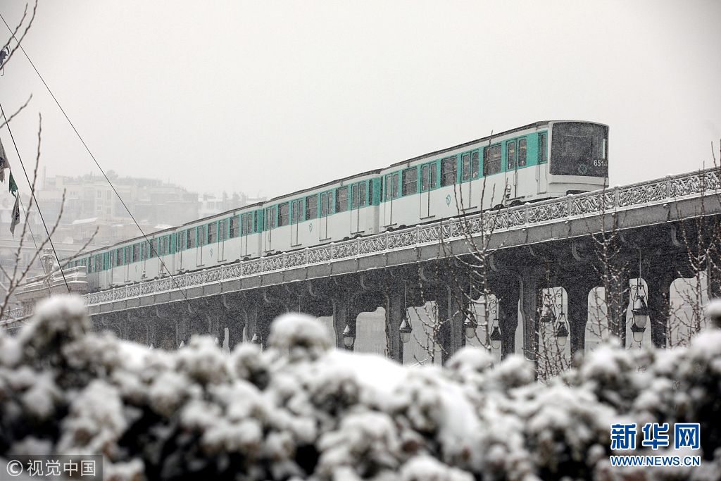 法国巴黎遭遇冰雪天气