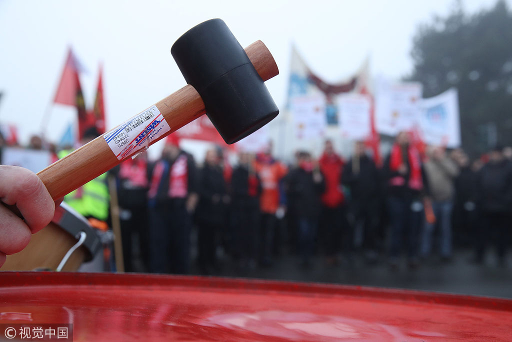 德国工人街头游行 要求提高工资待遇_新浪看点